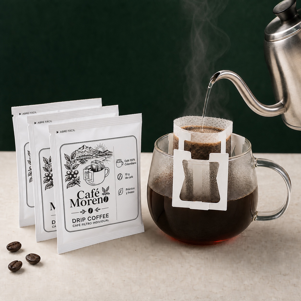 Drips de Café Moreno en empaques blancos con abre fácil, preparados sobre una taza